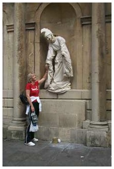 'Live' statue